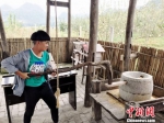 图为游客体验农耕文化。　杨云　摄 - 贵州新闻