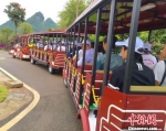 黔西南万峰林旅游火车吸引众多游客观光体验。　杨云 摄 - 贵州新闻