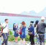 外地游客慕名而来 观赏贵州省坝陵河大桥雄姿 - 贵阳新闻网