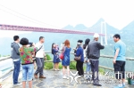 外地游客慕名而来 观赏贵州省坝陵河大桥雄姿 - 贵阳新闻网