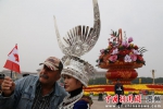 10月16日，贵州雷山苗家歌舞走进北京，图为一位外国朋友被雷山服饰所吸引 李雪摄 - 贵州新闻