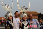 10月16日，贵州雷山苗家歌舞走进北京故宫，图为外国朋友争相和苗家女孩拍照 李雪摄 - 贵州新闻