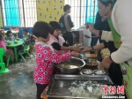 孩子们在领取营养午餐。　刘鹏 摄 - 贵州新闻