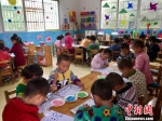 孩子们在活动室里画画。　刘鹏 摄 - 贵州新闻