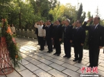 来自台湾地区的退役少将向戴安澜将军敬礼。　杨茜　摄 - 贵州新闻