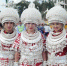 游客与身穿盛装的苗族姑娘合影。　贺俊怡　摄 - 贵州新闻