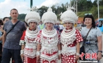 游客与身穿盛装的苗族姑娘合影。　贺俊怡　摄 - 贵州新闻
