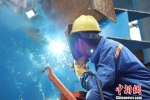 图为，中铁大桥局施工人员焊接合龙段 傅林海 摄 - 贵州新闻