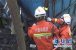 拉煤车过弯侧翻致两人被困 贵州六枝消防及时营救 - 消防网