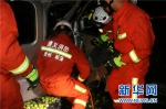 高速路上两车相撞致1人被困 贵州遵义消防迅速救援 - 消防网