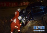 轿车撞上大车致司机被困 贵州龙里消防紧急处置 - 消防网