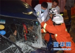 轿车撞上大车致司机被困 贵州龙里消防紧急处置 - 消防网