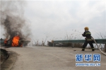 贵州德江：车辆急弯处自燃 消防官兵紧急扑救 - 消防网
