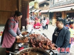 青岩古镇的“鸡辣角”、“卤猪脚”等特色美食最受游客欢迎。　杨云 摄 - 贵州新闻