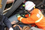 大货车翻落坡底1人被困  务川消防中队成功救援 - 消防网