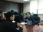 企业代表向贵阳市工商局咨询商标申请事宜。　黄蕾瑾 摄 - 贵州新闻