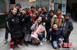　3月3日，中国优秀青年志愿者李思缘与她所支教农民工子弟学校里的学生。　杨光振 摄 - 贵州新闻