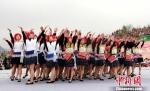 跳花节上，青年男女欢歌笑舞。　祖大华 摄 - 贵州新闻