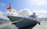 3月31日上午，六盘水舰官兵举行升旗仪式，标志着该舰正式加入人民海军战斗序列。薛成清摄 - 贵州新闻