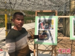 图为大窝凼的搬迁民众杨天信讲述移民新生活。　黄蕾瑾 摄 - 贵州新闻