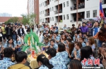 中国新闻网：东南亚留学生贵州“泼水”欢庆佛历新年 - 贵州大学