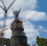 4月22日，天气晴朗，贵州剑河民众步行参观安装完成的“仰阿莎”雕像。坐落于贵州省剑河县仰阿莎湖畔的苗族美神“仰阿莎”雕像已安装完毕，预计2017年6月底工程全部完工，建成后该雕塑有望成为全国最高的苗族美神雕像。“仰阿莎”雕像于2016年11月开工建设，整座雕像高88米，其中底座高22米，雕像身高66米，取自于当地苗族节日“二月二”和“六月六”，有着苗族传统文化寓意。“仰阿莎”被苗族人民奉为美神，贵州清水江剑河县一带至今仍流传着“仰阿莎”的传说。2008年，“仰阿莎”被列入第二批国家级非物质文化遗产名录。 中新社记者 贺俊怡 摄 - 贵州新闻