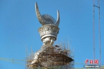 4月22日，安装完成的“仰阿莎”雕像。坐落于贵州省剑河县仰阿莎湖畔的苗族美神“仰阿莎”雕像已安装完毕，预计2017年6月底工程全部完工，建成后该雕塑有望成为全国最高的苗族美神雕像。“仰阿莎”雕像于2016年11月开工建设，整座雕像高88米，其中底座高22米，雕像身高66米，取自于当地苗族节日“二月二”和“六月六”，有着苗族传统文化寓意。“仰阿莎”被苗族人民奉为美神，贵州清水江剑河县一带至今仍流传着“仰阿莎”的传说。2008年，“仰阿莎”被列入第二批国家级非物质文化遗产名录。 中新社记者 贺俊怡 摄 - 贵州新闻
