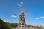 4月22日，安装完成的“仰阿莎”雕像。坐落于贵州省剑河县仰阿莎湖畔的苗族美神“仰阿莎”雕像已安装完毕，预计2017年6月底工程全部完工，建成后该雕塑有望成为全国最高的苗族美神雕像。“仰阿莎”雕像于2016年11月开工建设，整座雕像高88米，其中底座高22米，雕像身高66米，取自于当地苗族节日“二月二”和“六月六”，有着苗族传统文化寓意。“仰阿莎”被苗族人民奉为美神，贵州清水江剑河县一带至今仍流传着“仰阿莎”的传说。2008年，“仰阿莎”被列入第二批国家级非物质文化遗产名录。 中新社记者 贺俊怡 摄 - 贵州新闻