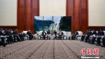 4月26日，贵州省副省长卢雍政在贵阳会见使节团一行。　贺俊怡 摄 　 - 贵州新闻