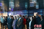 4月26日，外交使团一行访问了北京·贵州大数据应用展示中心。　贺俊怡 摄 - 贵州新闻