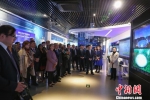 4月26日，外交使团一行访问了北京·贵州大数据应用展示中心。　贺俊怡 摄 - 贵州新闻