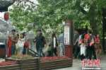 “五一”小长假游客在镇远古城游玩 李安生 摄 - 贵州新闻
