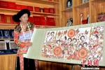 图为熊兆美展示她刚刚完成的作品《相聚四月八》。　黄庆松 摄 - 贵州新闻