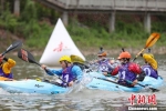 图为选手在激流皮划艇翻滚绕标比赛中。　中新社记者 贺俊怡 摄 - 贵州新闻