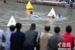 图为茅台镇民众在观看激流皮划艇翻滚绕标比赛。　中新社记者 贺俊怡 摄 - 贵州新闻