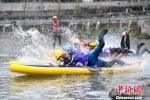 图为选手在进行SUP桨板绕标比赛中。　中新社记者 贺俊怡 摄 - 贵州新闻