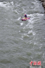 图为一名选手在SUP桨板白水追逐赛中经过水流湍急的赛段。　中新社记者 贺俊怡 摄 - 贵州新闻
