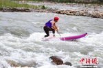 图为一名选手在激流皮划艇白水追逐赛中经过水流湍急的赛段。　中新社记者 贺俊怡 摄 - 贵州新闻