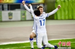 贵州锋霸耶拉维奇进球后与队友庆祝。 - 贵州新闻