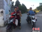 下午时分，村民骑着摩托车扛着锄头下班回家。　刘鹏 摄 - 贵州新闻