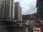 图为23日上午9时，因雨导致贵阳市花果园交通拥堵。袁超 摄 - 贵州新闻
