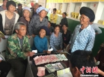 化身“上班族”的村民在村里的合作社中等待领取工资。　刘鹏 摄 - 贵州新闻