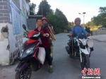 下午时分，在茶场“上班”的村民骑着摩托车下班回家。　刘鹏 摄 - 贵州新闻