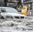 5月24日，广州江燕路，一辆汽车通过路段低洼积水处。陈骥旻 摄 - 贵州新闻