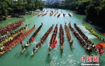 端午节期间，贵州省铜仁市碧江区在锦江河上举行龙舟巡游展演活动。　龙元彬 摄 - 贵州新闻