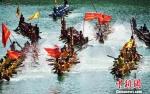 端午节期间，贵州省铜仁市碧江区在锦江河上举行龙舟巡游展演活动。　龙元彬 摄 - 贵州新闻