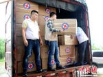贵州省红十字会工作人员将救灾物资装车送往重灾区 罗兴 摄 - 贵州新闻