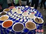 　首届国际山地美食节暨金州“三碗粉”美食节上展示的贵州山地美味小吃。　瞿宏伦 摄 - 贵州新闻