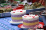 首届国际山地美食节暨金州“三碗粉”美食节上展示的贵州山地美味小吃。　瞿宏伦 摄 - 贵州新闻