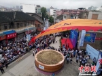 经上海大世界基尼斯总部认证的“最大木质蒸笼”。　陈威 摄 - 贵州新闻